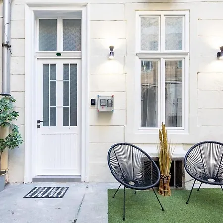Cute Modern Getaway In The Heart Of The Apartment *